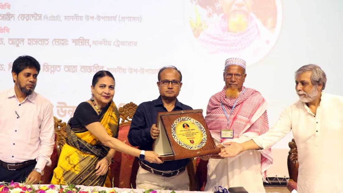 ৭৫ বছর বয়সে বিএ পাস করলেন সাদেক আলী